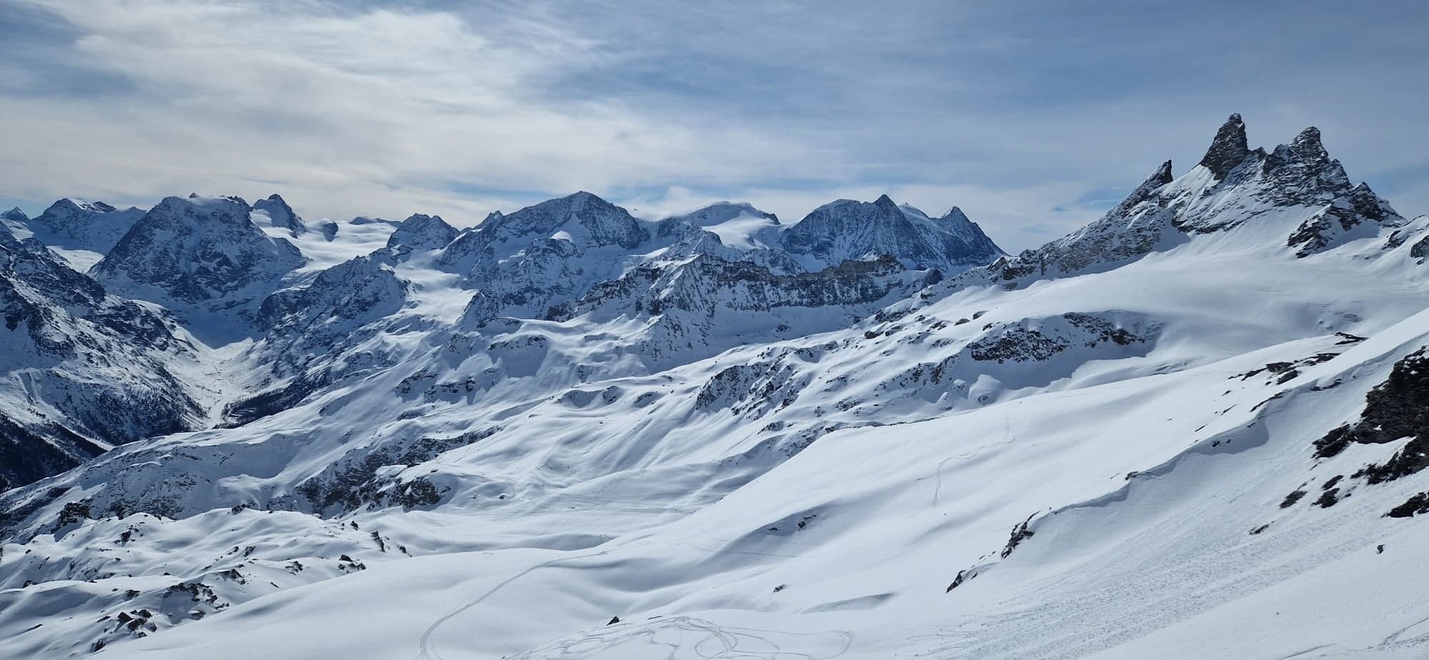 Panorama de sommets et de glaciers enneigés dans les Alpes suisses