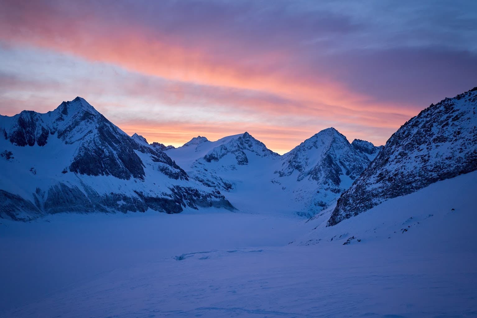 Montagne majestueuse au lever du soleil