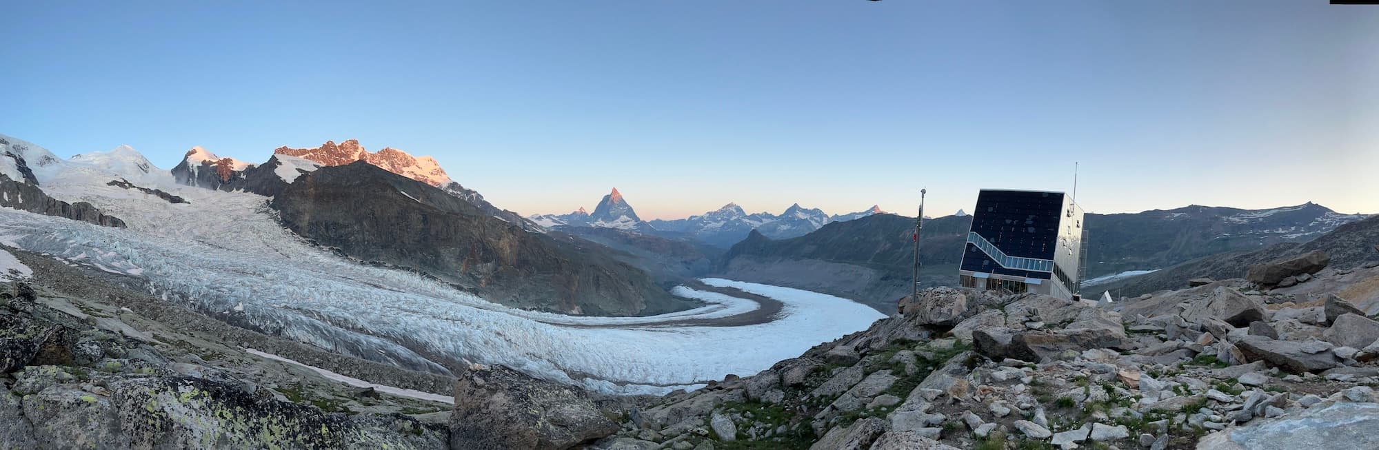 Vue panoramique sur le glacier et le Cervin